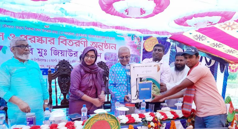 গোমস্তাপুরে মাঠ দিবস ও পুরস্কার বিতরণ