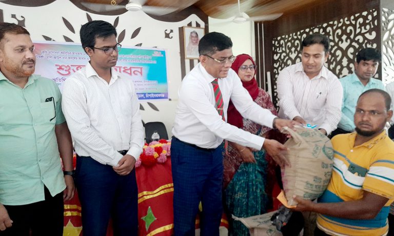 নাচোলে কৃষি প্রণোদনার বীজ ও সার বিতরণ