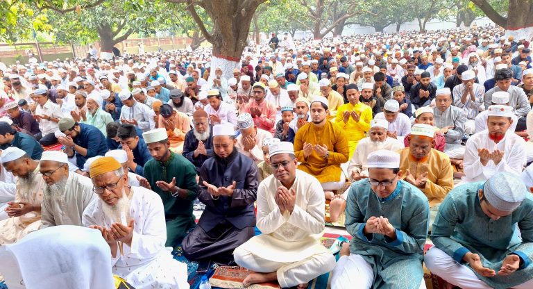 চাঁপাইনবাবগঞ্জে যথাযোগ্য মর্যাদায় ঈদুল ফিতর উদযাপন