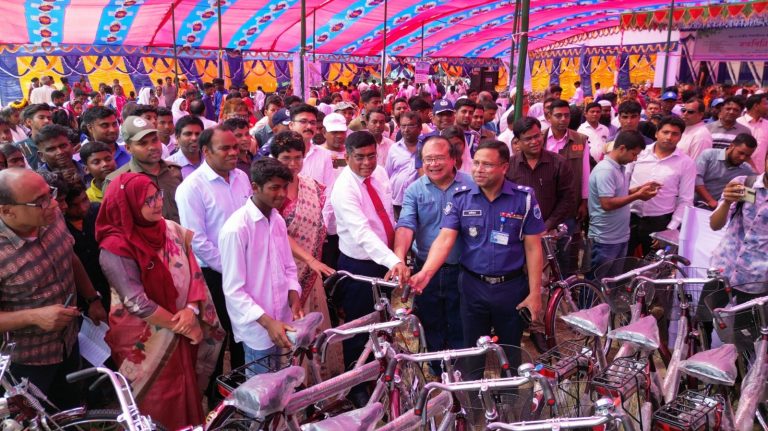নাচোল ক্ষুদ্র নৃগোষ্ঠীদের নিয়ে মতবিনিময় : ৩ শতাধিক শিক্ষার্থী পেলেন  বাইসাইকেল ও শিক্ষাবৃত্তি