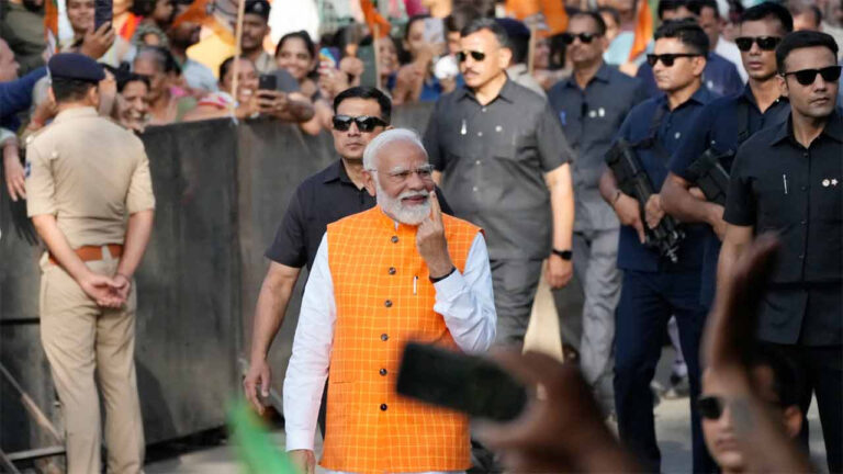 লোকসভা নির্বাচনে ভোট দিলেন নরেন্দ্র মোদি