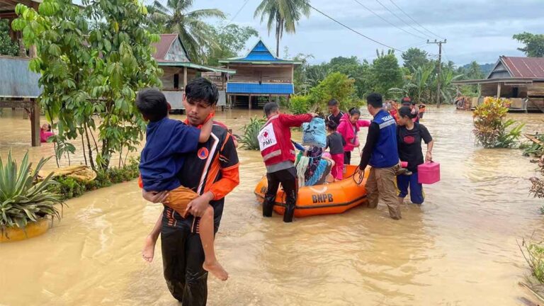 ইন্দোনেশিয়ায় বন্যা ও শীতল লাভা প্রবাহে নিহত বেড়ে ৪১