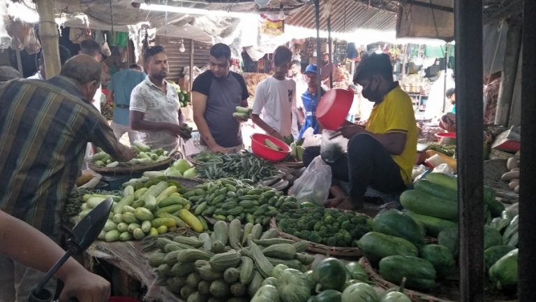 চাঁপাইনবাবগঞ্জে সবজির দাম ঊর্ধ্বমুখী