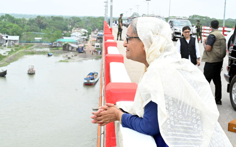 হেলিকপ্টার থেকে রেমালের ধ্বংসযজ্ঞ দেখলেন প্রধানমন্ত্রী