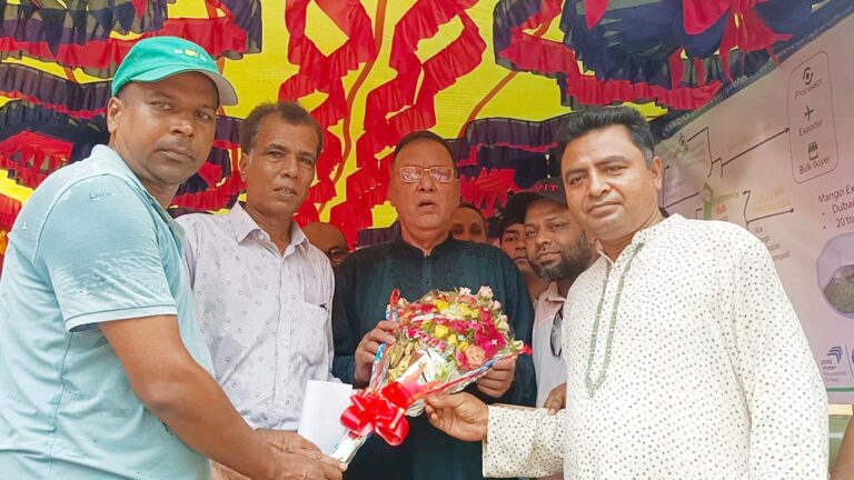 আড়তে বিক্রি সময় অতিরিক্ত আম নেওয়া বন্ধের দাবিতে কৃষিমন্ত্রীর কাছে আম চাষিদের আবেদন