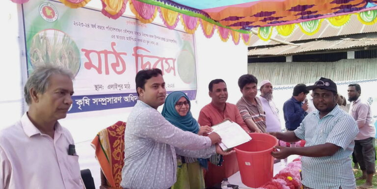 চাঁপাইনবাবগঞ্জের নাচোলে নিরাপদ ফসলের কৃষক মাঠদিবস পালিত
