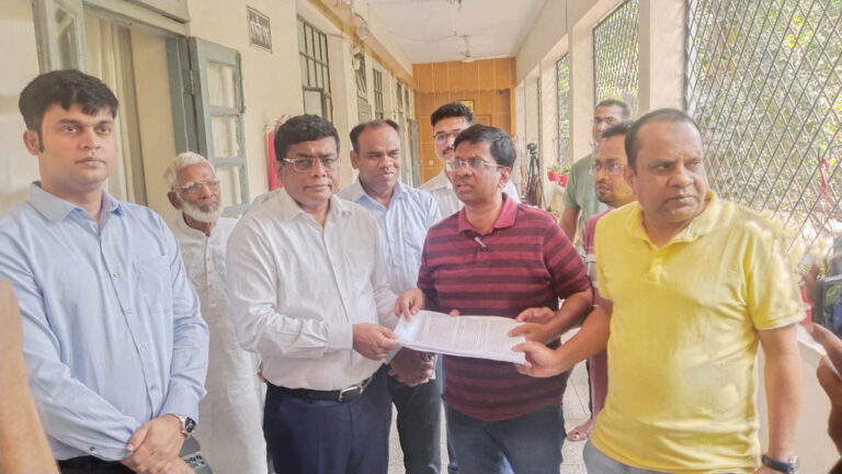 চাঁপাইনবাবগঞ্জ চেম্বারের সভাপতির বিরুদ্ধে স্মারকলিপি