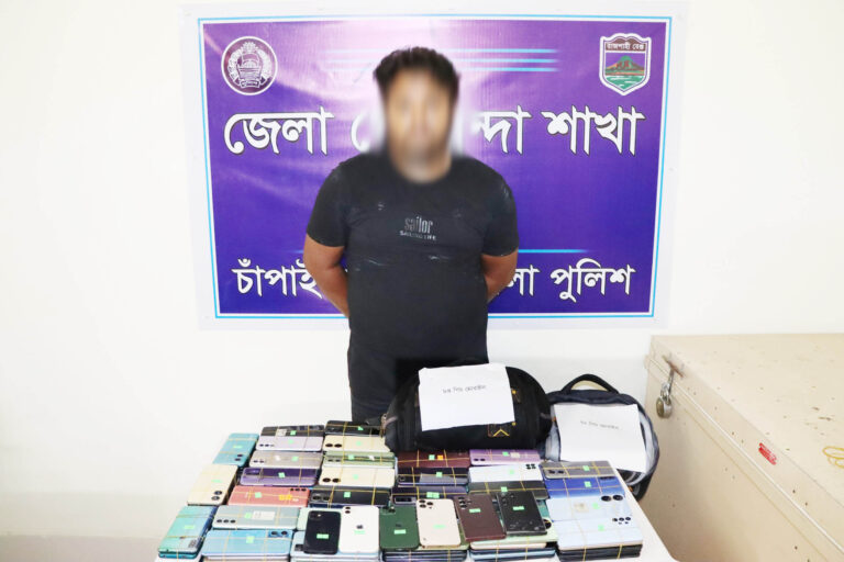 শিবগঞ্জে ডিবির অভিযানে ১৫৬টি স্মার্ট ফোন উদ্ধার একজন গ্রেপ্তার