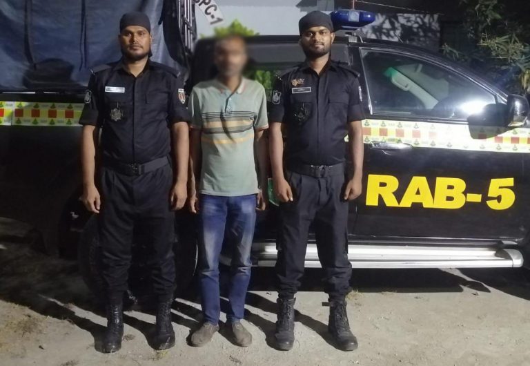 চাঁপাইনবাবগঞ্জে ১০৪ বোতল ফেনসিডিলসহ গ্রেপ্তার ১