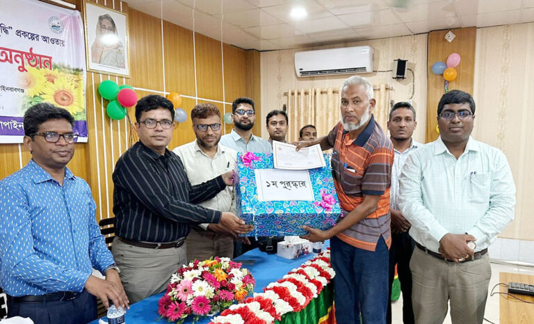 গোমস্তাপুরে কৃষকদের পুরস্কৃত করল জেলা কৃষি অফিস