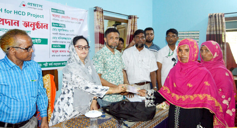 গোমস্তাপুর ও নাচোলের ১০০ সুবিধাভোগীকে প্রণোদনা দিল প্রয়াস