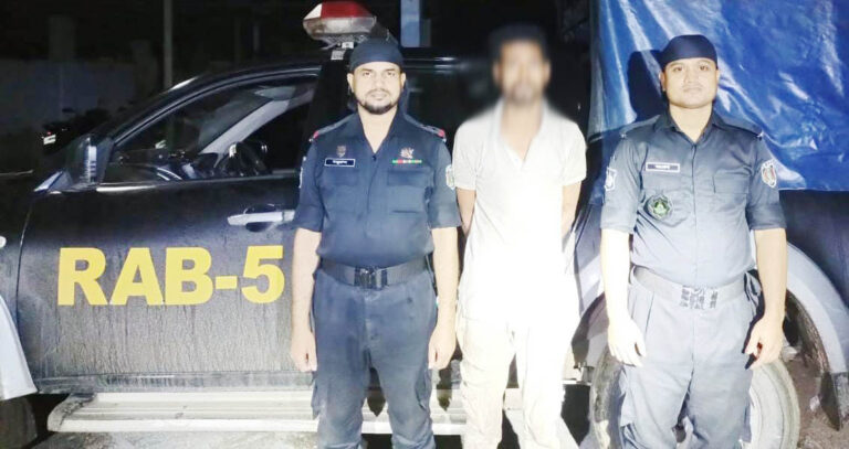 গোমস্তাপুরে র‌্যাবের অভিযানে ৩৩৫ বোতল ফেনসিডিল উদ্ধার একজন গ্রেপ্তার
