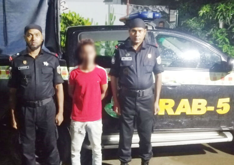 র‌্যাবের অভিযানে নয়াগোলায় ৩টি ওয়ানশুটার গানসহ যুবক গ্রেপ্তার