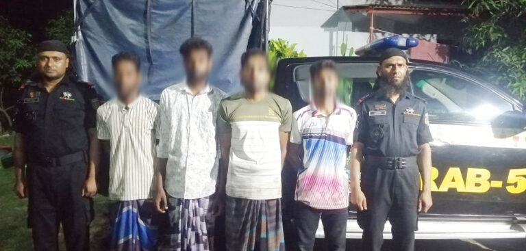 মহারাজপুরে র‌্যাবের অভিযান : মাদক ক্রয়-বিক্রয়ের অভিযোগে গ্রেপ্তার ৪