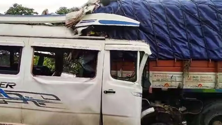 ভারতে দাঁড়িয়ে থাকা ট্রাকে মিনিবাসের ধাক্কা, নিহত ১৩
