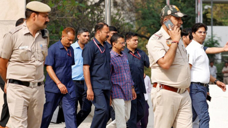 জামিন স্থগিত, শেষ মুহূর্তে আটকে গেলেন কেজরিওয়াল