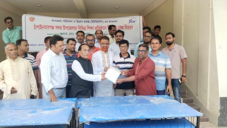 চাঁপাইনবাবগঞ্জ সদর উপজেলার বিভিন্ন শিক্ষা প্রতিষ্ঠানে বেঞ্চ বিতরণ