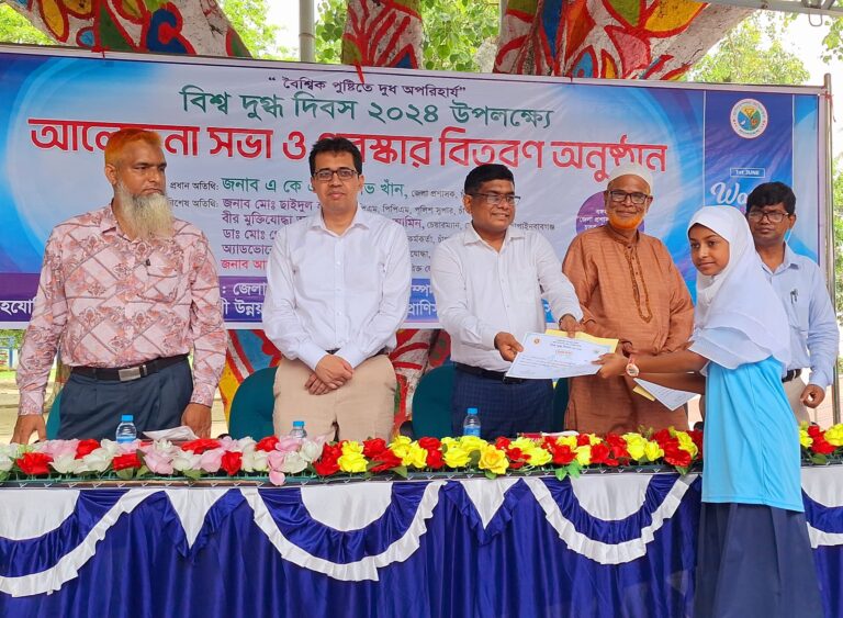চাঁপাইনবাবগঞ্জে দুগ্ধ দিবসের আলোচনায় দুধপানের আহ্বান