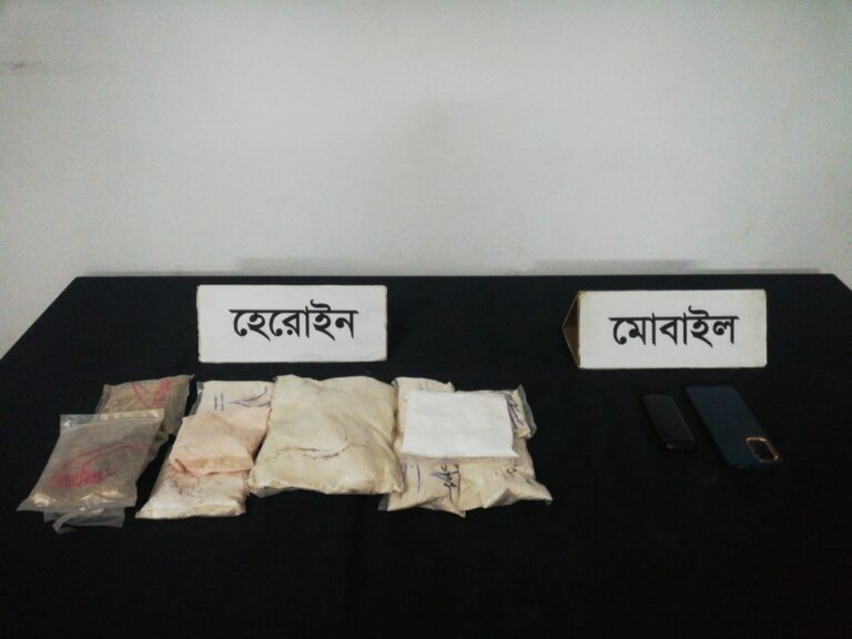চাঁপাইনবাবগঞ্জে মাটি খুঁড়ে পৌনে ২ কেজি হেরোইন উদ্ধার করলর্ যা ব, একজন গ্রেপ্তার