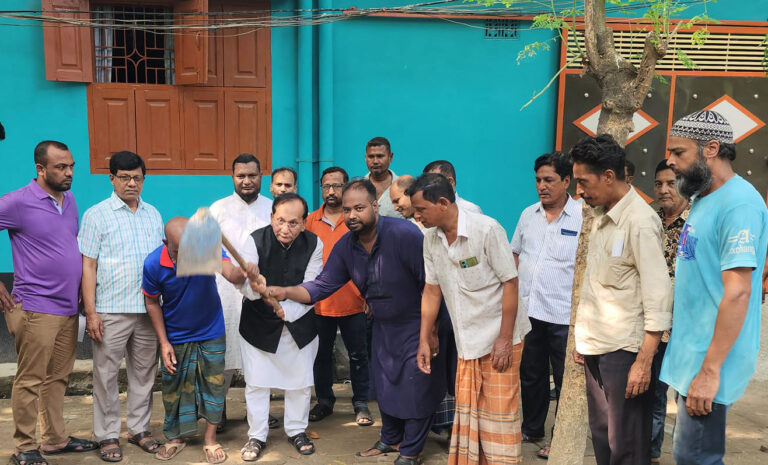 চাঁপাইনবাবগঞ্জ পৌরসভার ৬টি ওয়ার্ডে রাস্তা ও ড্রেন নির্মাণ কাজের উদ্বোধন