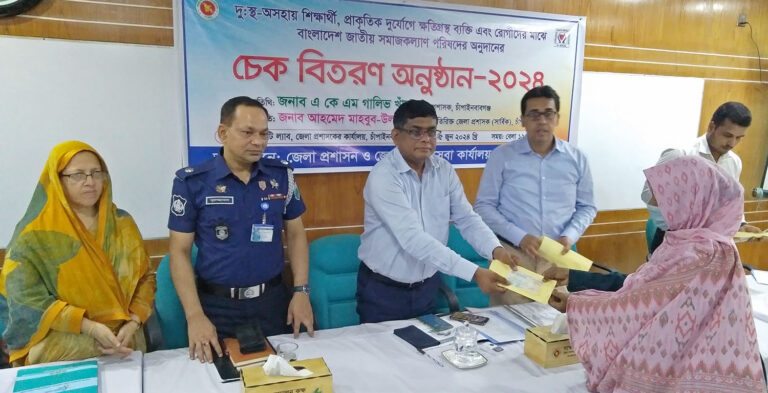চাঁপাইনবাবগঞ্জে ১১৩ জনের মধ্যে অনুদানের চেক বিতরণ