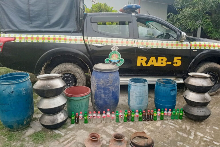 গোদাগাড়ীতে র‌্যাবের অভিযানে ১১১০ লিটার চোলাইমদসহ ৩ জন গ্রেপ্তার