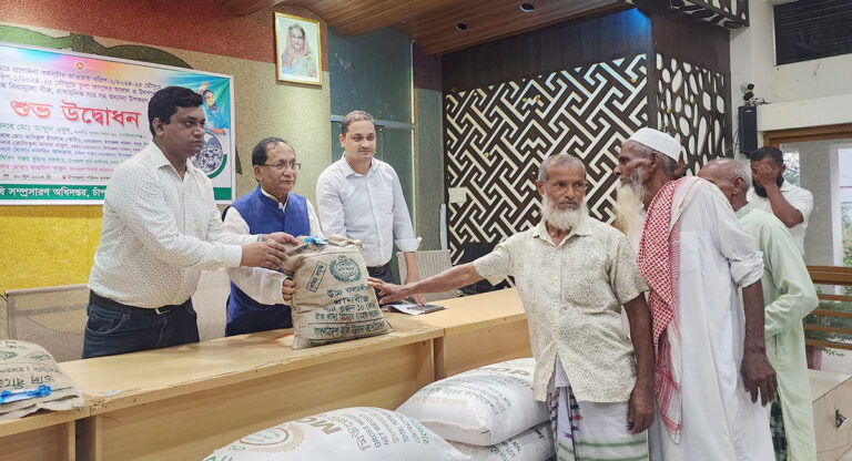 চাঁপাইনবাবগঞ্জ সদর ও নাচোলে বিনামূল্যের বীজ ও সার বিতরণ