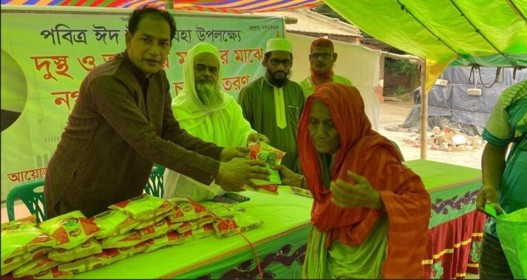 চাঁপাইনবাবগঞ্জে ঈদুল আযহা উপলক্ষে পাঁচ শতাধিক দরিদ্র মানুষ পেলেন ঈদ উপহার
