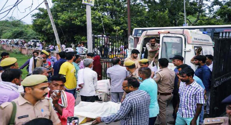 ভারতে পদদলিত হয়ে মৃত্যু : অনুষ্ঠানের আয়োজকের আত্মসমর্পণ