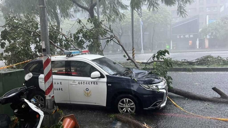 চীনের উপকূলে আঘাত হেনেছে টাইফুন গায়েমি, ব্যাপক বন্যার আশঙ্কা