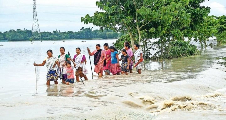 আসামে বন্যায় মৃত্যু বেড়ে ৫২, বিপৎসীমার ওপরে ব্রহ্মপুত্র