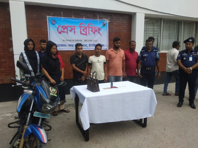 চাঁপাইনবাবগঞ্জে চুরির ঘটনায় পাঁচজন গ্রেপ্তার