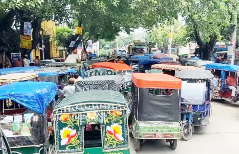 বীর শ্রেষ্ঠ ক্যাপ্টেন মহিউদ্দিন জাহাঙ্গীর সেতুতে টোল বৃদ্ধির প্রতিবাদে রিকশা চালকদের অবরোধ