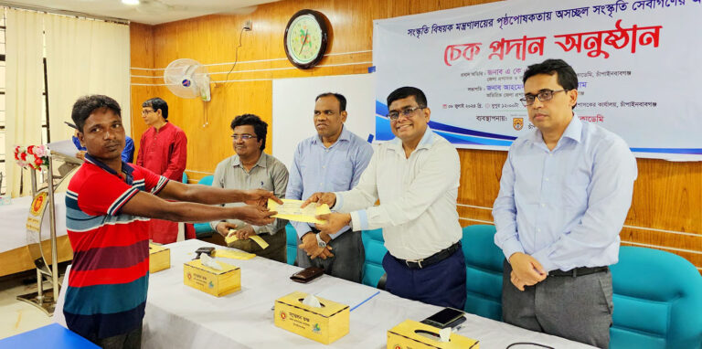 চাঁপাইনবাবগঞ্জে ২৫ জন অসচ্ছল সংস্কৃতিসেবী পেলেন ৩৯৩৬০০ টাকা