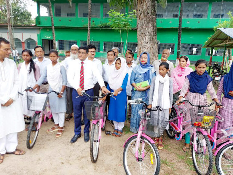 গোমস্তাপুরে শিক্ষাবৃত্তি ও বাইসাইকেল বিতরণ