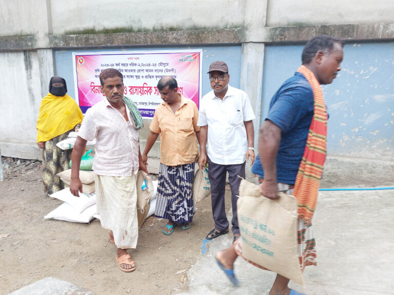 গোমস্তাপুরে প্রণোদনার সার বীজ পেয়ে খুশি ৩২ হাজার কৃষক