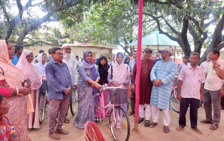 গোমস্তাপুরে মেধাবী ছাত্র-ছাত্রীদের মধ্যে বাইসাইকেল বিতরণ