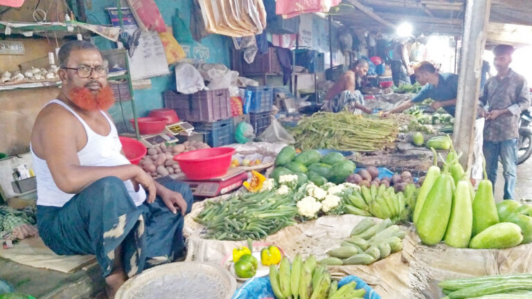 চাঁপাইনবাবগঞ্জে সপ্তাহের বাজার : বাড়তি দামেই বিক্রি হচ্ছে পেঁয়াজ অন্য পণ্যের দাম স্থিতিশীল