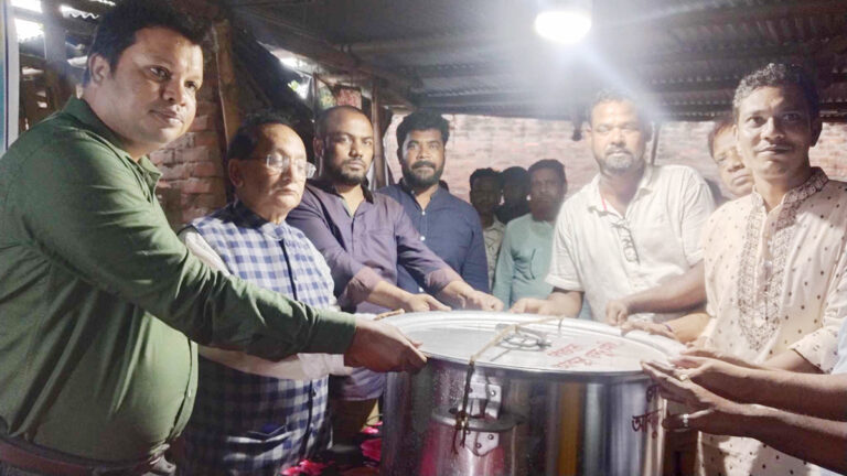 হরিজন সম্প্রদায়ের মধ্যে বেঞ্চ ও অন্যান্য উপকরণ বিতরণ