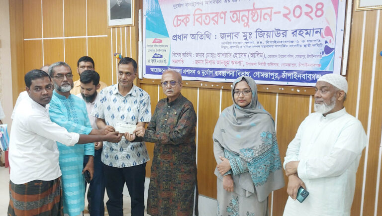 গোমস্তাপুরে আর্থিক সহায়তার চেক বিতরণ