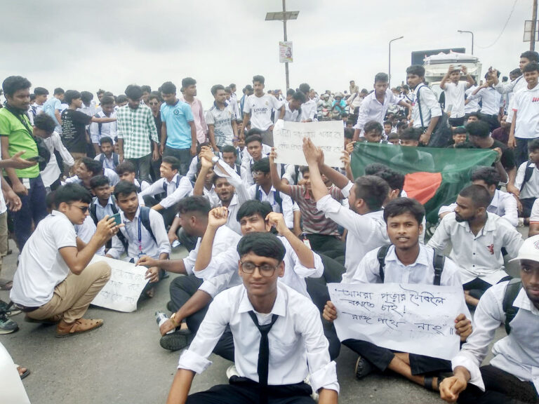 কোটা সংস্কার : সড়ক অবরোধ দুই শিক্ষা প্রতিষ্ঠানের শিক্ষার্থীদের