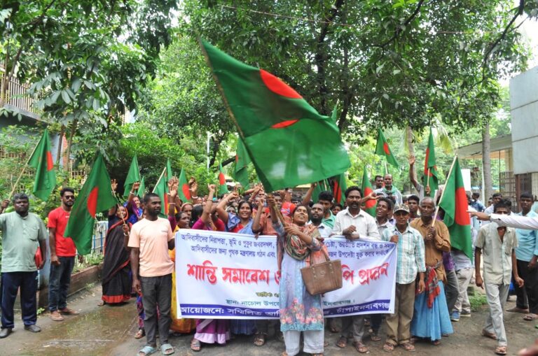 নাচোলে ৮ দাবিতে আদিবাসীদের বিক্ষোভ মিছিল ও সমাবেশ