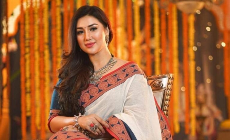 ইঙ্গিতমূলক পোস্ট করে আলোচনায় অপু বিশ্বাস
