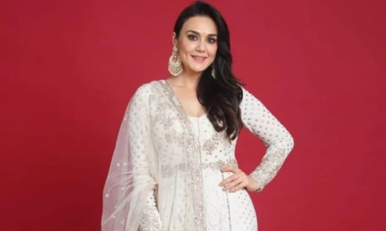 টরেন্টোতে দেশি লুকে নজর কারলেন প্রীতি