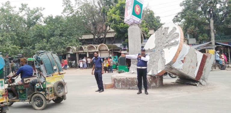 চাঁপাইনবাবগঞ্জে দায়িত্বে ফিরেছেন ট্রাফিক পুলিশ