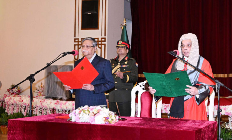 শপথ নিলেন প্রধান বিচারপতি ও অন্তর্বর্তী সরকারের ২ উপদেষ্টা