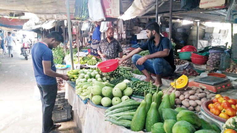 সপ্তাহের বাজার : কমেছে দেশী মুরগির দাম