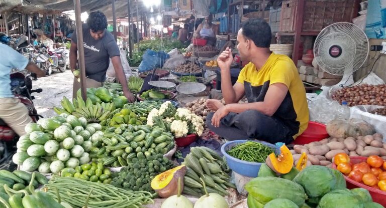 সপ্তাহের বাজার : অন্য পণ্যের দাম স্থিতিশীল কমেছে দেশী মুরগির দাম