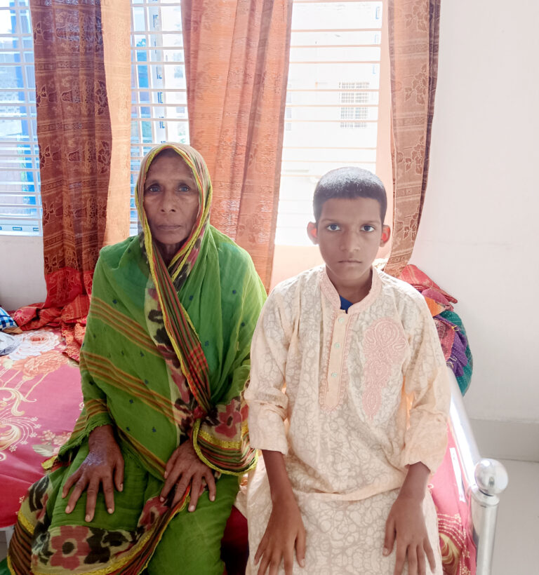 অসহায় শিক্ষার্থীর পাশে দাঁড়ালেন গোমস্তাপুরের ইউএনও