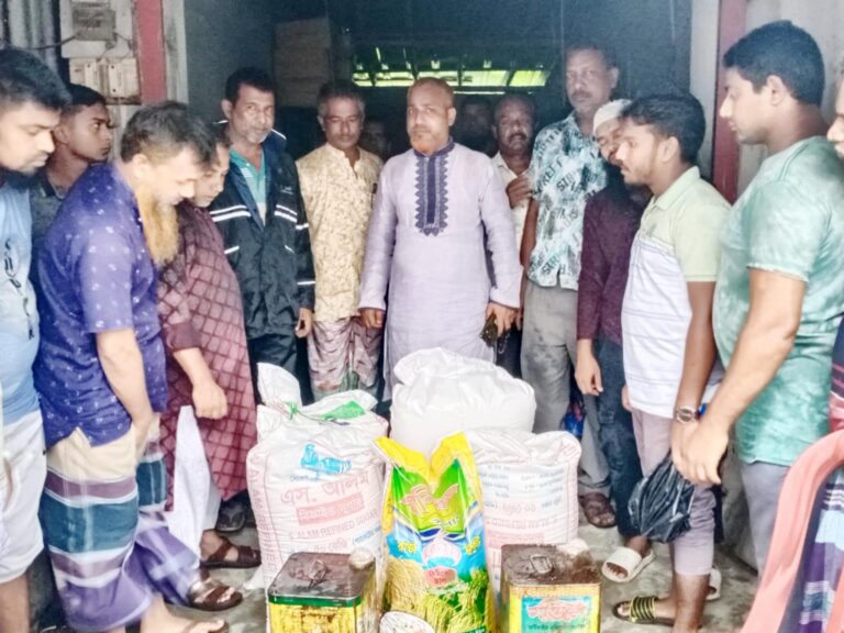 রহনপুরে আগুনে ক্ষতিগ্রস্তদের পাশে পৌর মেয়র